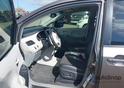 2012 Toyota Sienna Se 8 Passenger z USA, uszkodzony, nr VIN 5TDXK3DC8CS223712